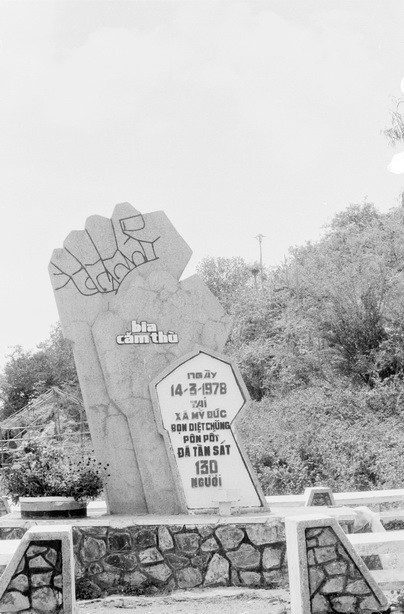 Bia căm thù - ghi sâu tội ác của quân Pol Pot đã tàn sát dã man 130 dân thường ở xã Mỹ Đức, Hà Tiên (xã cửa khẩu biên giới Hà Tiên-Campuchia) ngày 14/3/1978. (Ảnh: Trần Ấm/TTXVN)