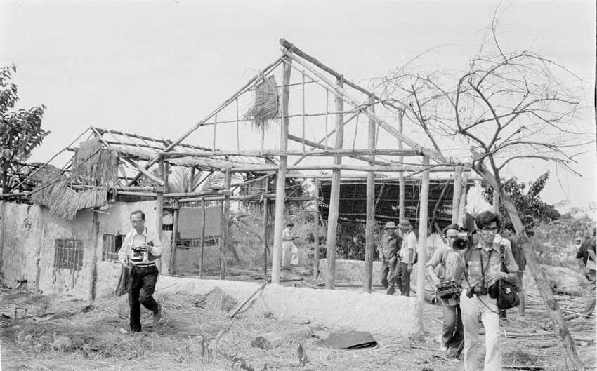 Nhà báo trong nước và nước ngoài đã ghi lại tội ác của quân Pol Pot với nhân dân Việt Nam ở ấp Tân Thạch, xã Tân Lập, huyện Tân Biên, Tây Ninh. (Ảnh: Kim Hùng/TTXVN)