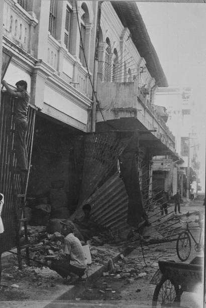 Ngôi nhà số 33 phố Đốc Phủ Thứ, thị xã Châu Đốc, tỉnh An Giang, cách biên giới Việt Nam-Campuchia 3km, bị hỏng nặng vì pháo kích của quân Pol Pot bắn đêm 17/5/1977. (Nguồn: TTXVN) 