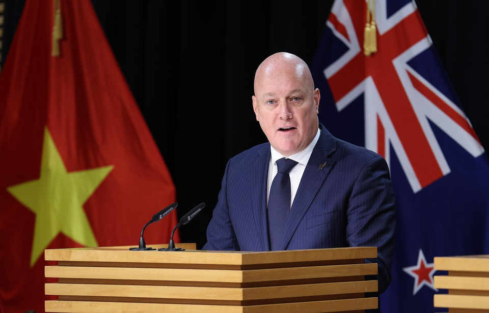 Thủ tướng New Zealand Christopher Luxon phát biểu tại buổi gặp báo chí. (Ảnh: Dương Giang/TTXVN)