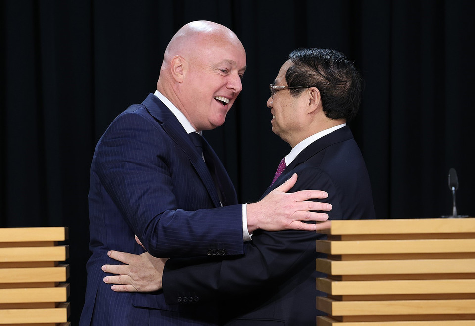 Thủ tướng Phạm Minh Chính và Thủ tướng New Zealand Christopher Luxon tại buổi gặp báo chí. (Ảnh: Dương Giang/TTXVN)