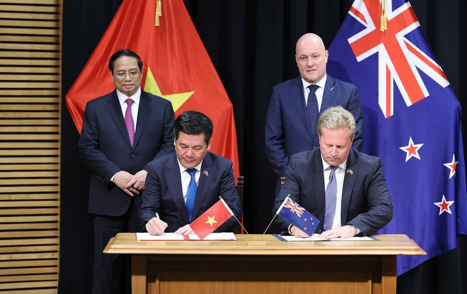 Thủ tướng Phạm Minh Chính và Thủ tướng New Zealand Christopher Luxon chứng kiến Lễ ký văn kiện hợp tác giữa Bộ Công thương và Bộ Ngoại giao và Thương mại New Zealand về hợp tác kinh tế, thương mại. (Ảnh: Dương Giang/TTXVN)
