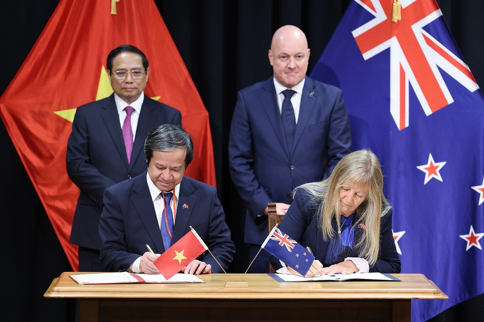 Thủ tướng Phạm Minh Chính và Thủ tướng New Zealand Christopher Luxon chứng kiến Lễ ký văn kiện hợp tác giữa Bộ Giáo dục và Đào tạo và Cơ quan giáo dục New Zealand giai đoạn 2023-2026. (Ảnh: Dương Giang/TTXVN)