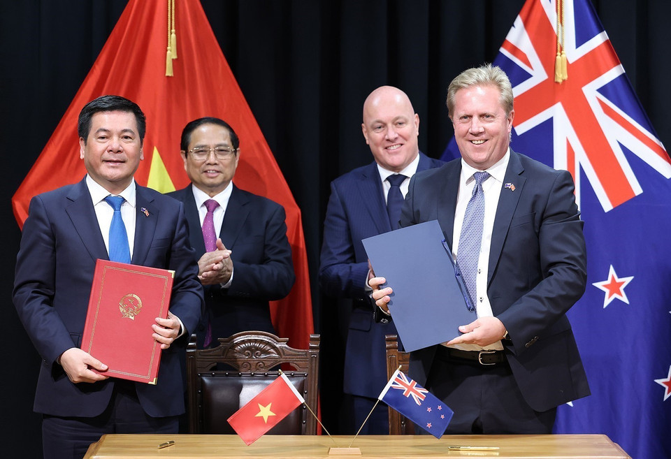 Thủ tướng Phạm Minh Chính và Thủ tướng New Zealand Christopher Luxon chứng kiến Lễ ký văn kiện hợp tác giữa Bộ Công thương và Bộ Ngoại giao và Thương mại New Zealand về hợp tác kinh tế, thương mại. (Ảnh: Dương Giang/TTXVN)