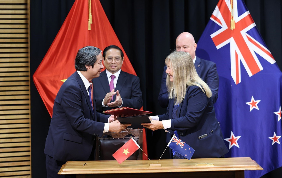 Thủ tướng Phạm Minh Chính và Thủ tướng New Zealand Christopher Luxon chứng kiến Lễ ký văn kiện hợp tác giữa Bộ Giáo dục và Đào tạo và Cơ quan giáo dục New Zealand giai đoạn 2023-2026. (Ảnh: Dương Giang/TTXVN)