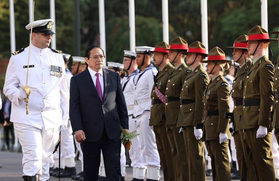 Thủ tướng Phạm Minh Chính duyệt đội danh dự New Zealand. (Ảnh: Dương Giang/TTXVN)