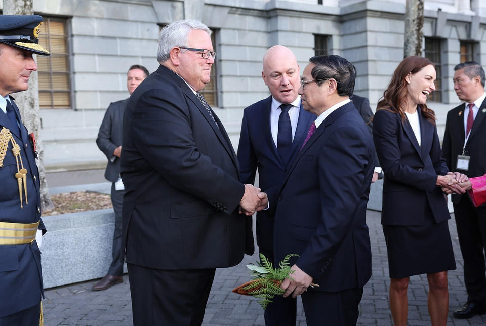 Chủ tịch Quốc hội New Zealand đón Thủ tướng Phạm Minh Chính. (Ảnh: Dương Giang/TTXVN)