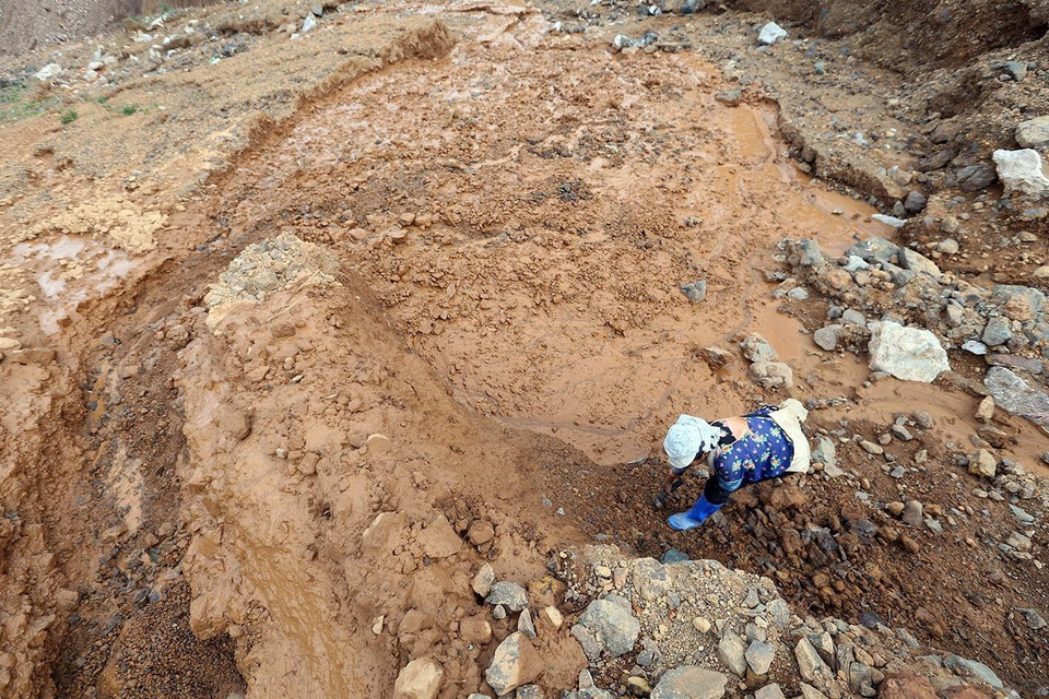 Khai thác vàng trái phép ở bản Háng Trợ dẫn đến việc phá hủy môi trường, ô nhiễm nguồn nước. (Ảnh: Phan Tuấn Anh/TTXVN)