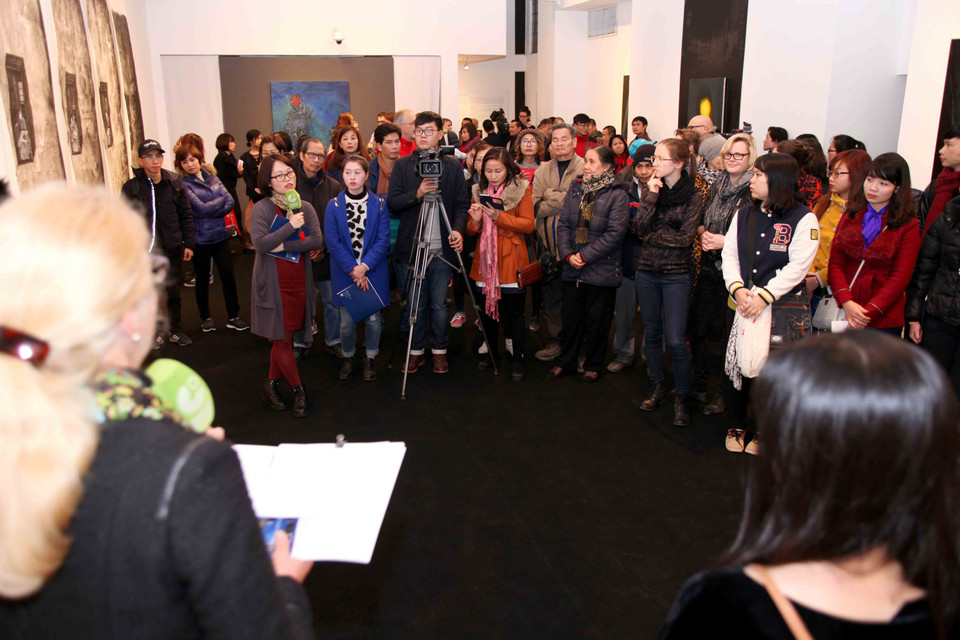 Buổi triển lãm thu hút rất nhiều người với đủ mọi tầng lớp. (Ảnh: Doãn Đức/Vietnam+)