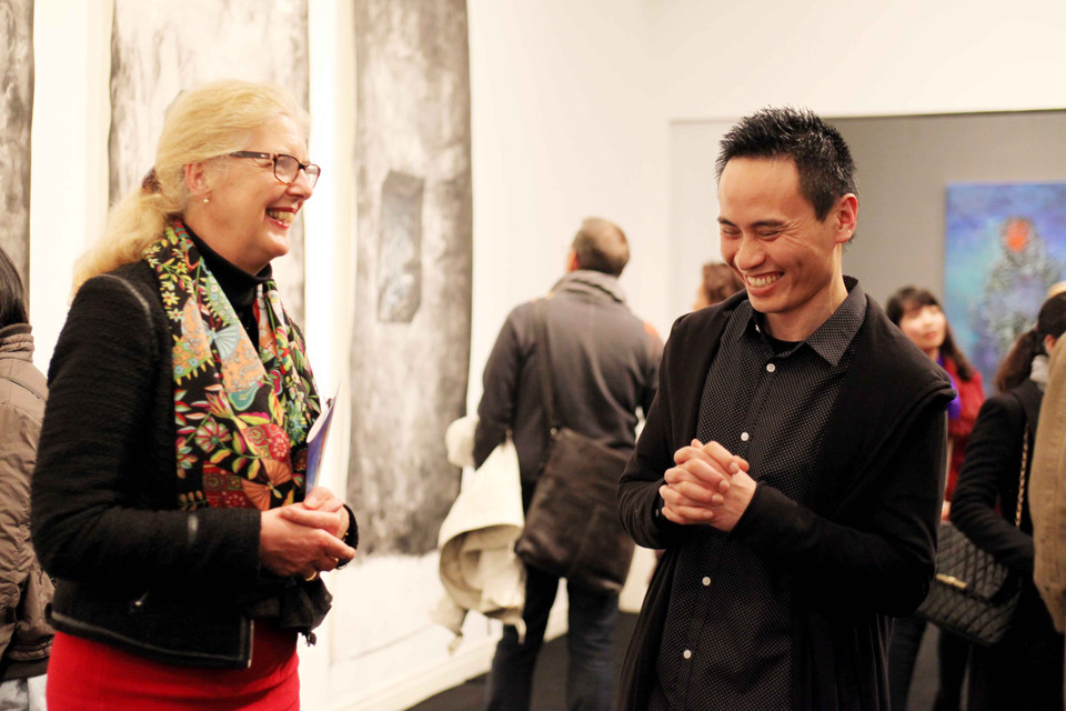 Nghệ sỹ Đỗ Tuấn Anh (ngoài cùng bên phải) cho biết: ‘Loạt tranh Sự khởi đầu của mình đụng độ với những khó khăn bước đầu nơi vùng đất mới, là phương cách trả lời cho câu hỏi bản sắc và sẽ hiển lộ cuộc đối thoại nội tâm của nghệ sỹ.’ (Ảnh: Doãn Đức/Vietnam+)