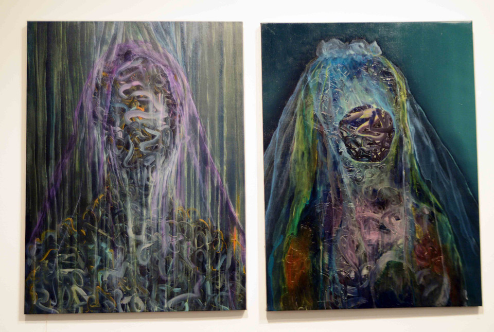 Tác phẩm ‘Nàng Agnes’(bên trái) và tác phẩm ‘Cô dâu Anges’ của nghệ sĩ Dương Thùy Dương. (Ảnh: Ngọc Tùng/Vietnam+)