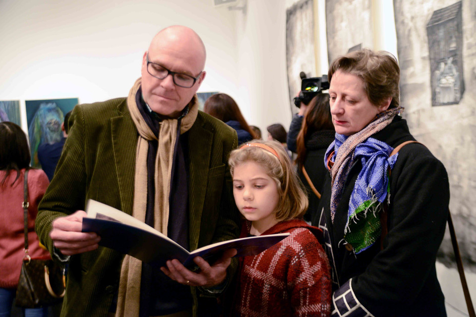 Du khách nước ngoài chăm chú thưởng thức các tác phẩm. (Ảnh: Ngọc Tùng/Vietnam+)