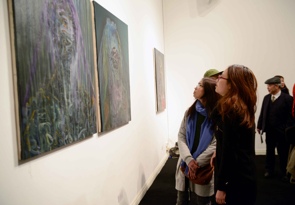 ...tới những bạn trẻ đều thích thú với những tác phẩm của 2 nghệ sĩ. (Ảnh: Ngọc Tùng/Vietnam+)