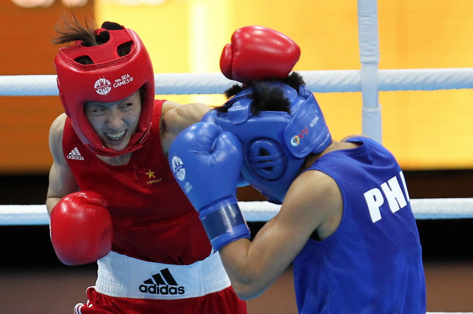 Vận động viên Nguyễn Thị Yến (giáp đỏ) thắng vận động viên người Philippin trong trận chung kết. (Ảnh: Quốc Khánh/TTXVN)