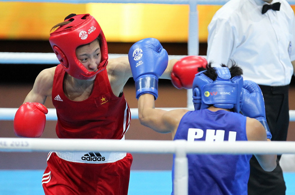 Vận động viên Nguyễn Thị Yến (giáp đỏ) thắng vận động viên người Philippin trong trận chung kết. (Ảnh: Quốc Khánh/TTXVN)