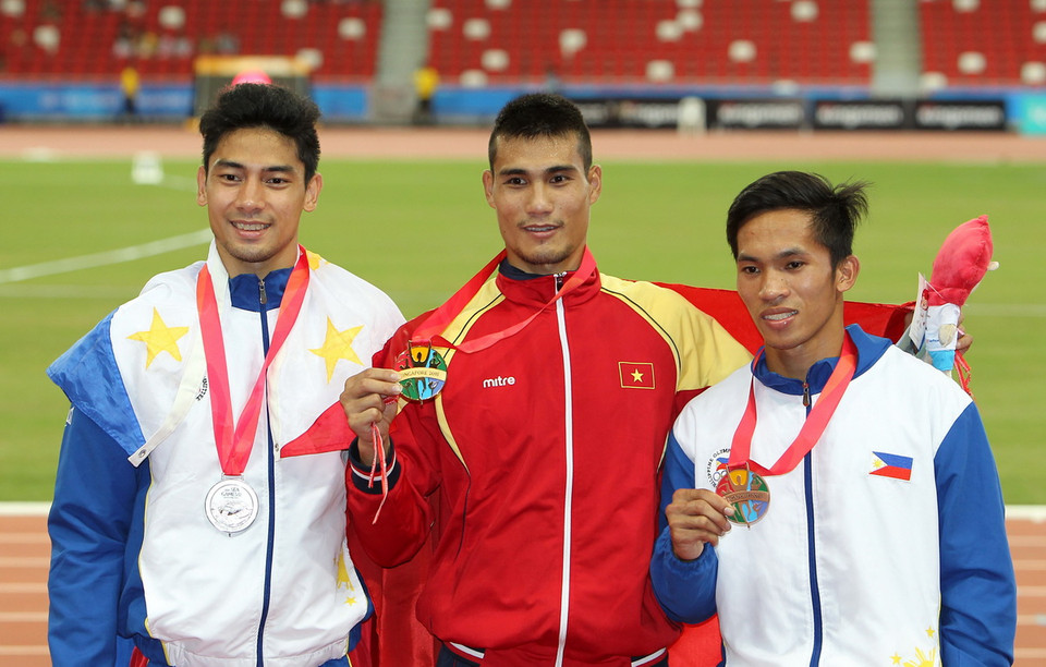 Vận động viên Nguyễn Văn Huệ (giữa) trên bục nhận Huy chương Vàng. (Ảnh: Quốc Khánh/TTXVN)