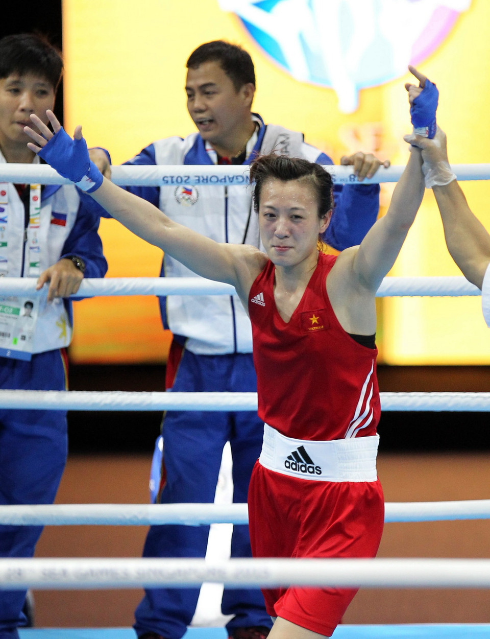 Niềm vui của vận động viên Nguyễn Thị Yến (giáp đỏ) sau khi thắng vận động viên người Philippin trong trận chung kết. (Ảnh: Quốc Khánh/TTXVN)