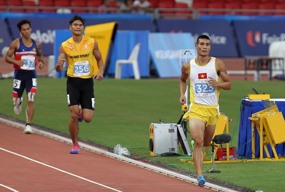 Vận động viên Nguyễn Văn Huệ (số 323) bứt phá về đích nội dung 1.500m. (Ảnh: Quốc Khánh/TTXVN)