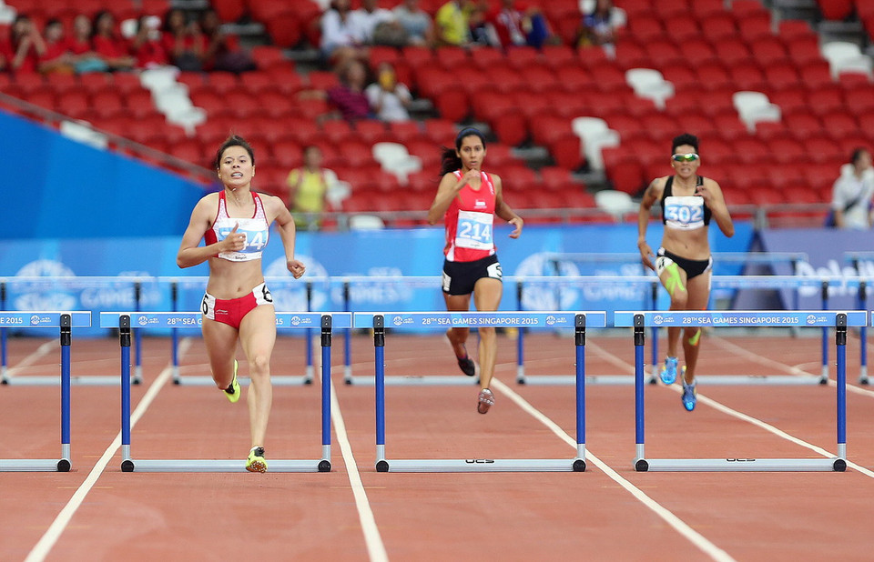  Vận động viên Nguyễn Thị Huyền (trái) bứt phá về đích. (Ảnh: Quốc Khánh/TTXVN)