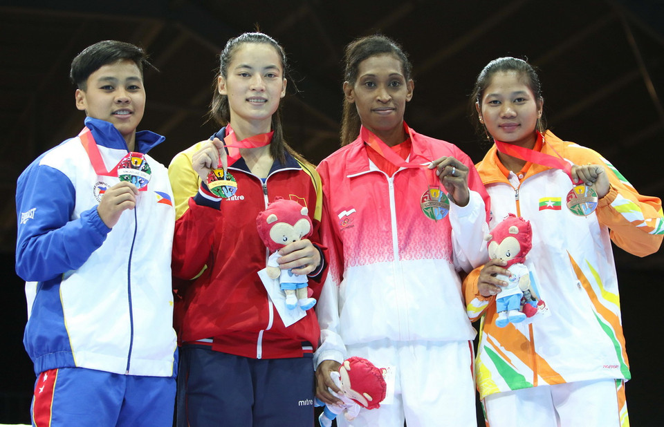 Vận động viên Lê Thị Bằng (thứ 2 từ trái sang) vui mừng với chiếc Huy chương Vàng. (Ảnh: Quốc Khánh/TTXVN)