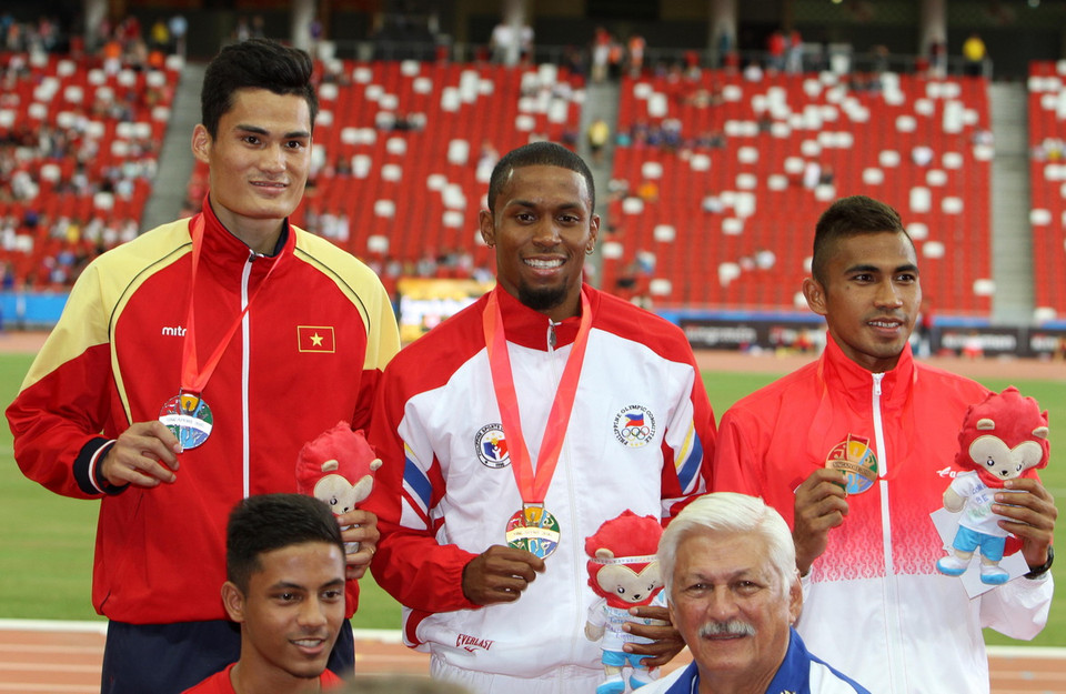 Vận động viên Quách Công Lịch (trái) nhận Huy chương Bạc. (Ảnh: Quốc Khánh/TTXVN)