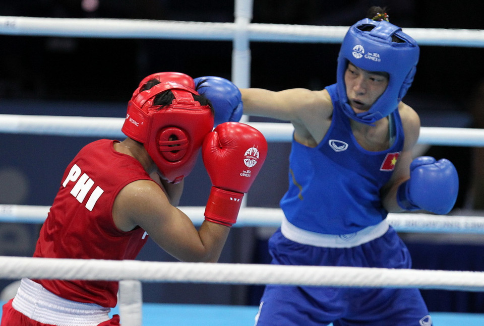 Vận động viên Lê Thị Bằng (giáp xanh) thắng võ sỹ người Philippin trong trận chung kết. (Ảnh: Quốc Khánh/TTXVN)