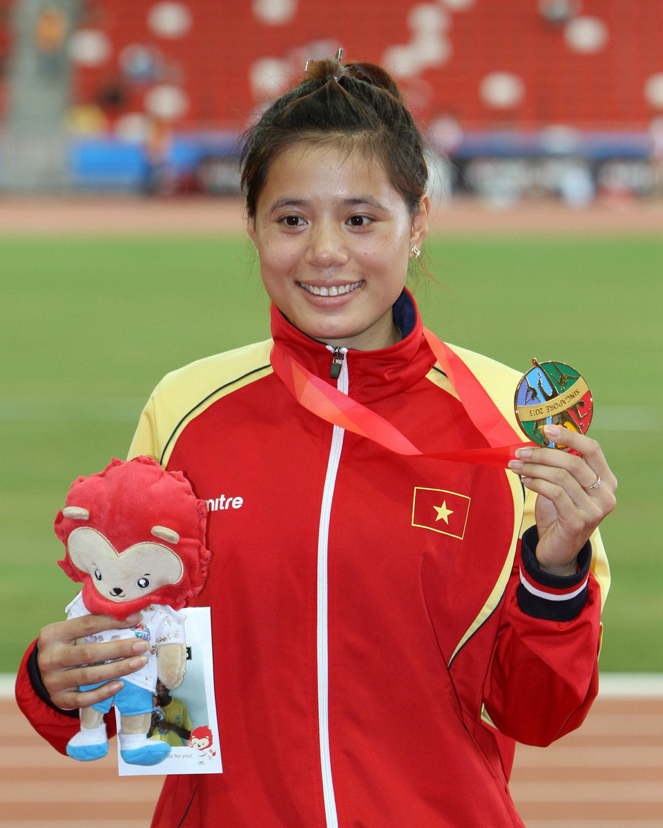 Vận động viên Nguyễn Thị Huyền nhận Huy chương Vàng. (Ảnh: Quốc Khánh/TTXVN)
