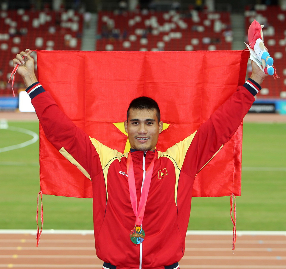 Vận động viên Nguyễn Văn Huệ trên bục nhận Huy chương Vàng. (Ảnh: Quốc Khánh/TTXVN)