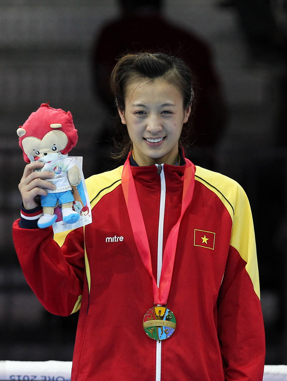 Vận động viên Nguyễn Thị Yến trên bục nhận Huy chương Vàng. (Ảnh: Quốc Khánh/TTXVN)