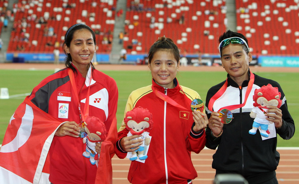 Vận động viên Nguyễn Thị Huyền (giữa) nhận Huy chương Vàng. (Ảnh: Quốc Khánh/TTXVN)