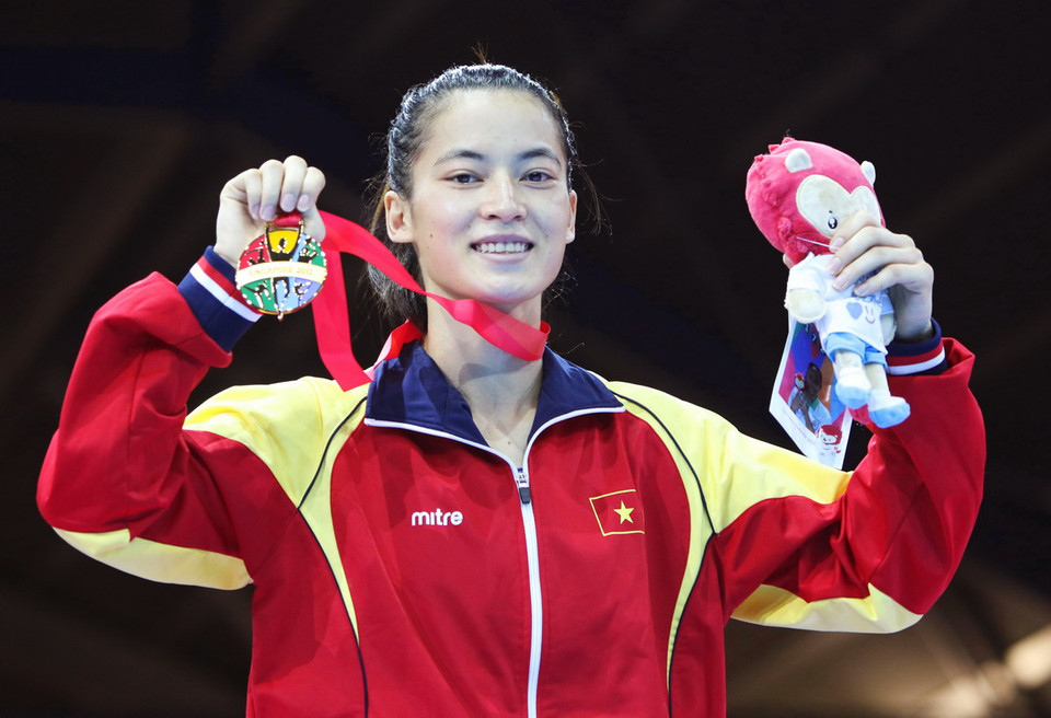  Vận động viên Lê Thị Bằng vui mừng với chiếc Huy chương Vàng. (Ảnh: Quốc Khánh/TTXVN)