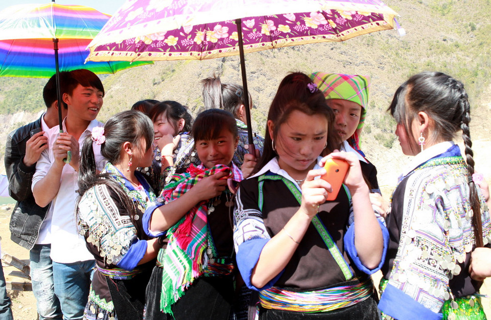 Trai gái Mông trong ngày hội của bản. (Nguồn: Vietnam+)