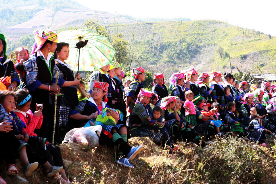 Phụ nữ Mông đến xem hội. (Nguồn: Vietnam+)