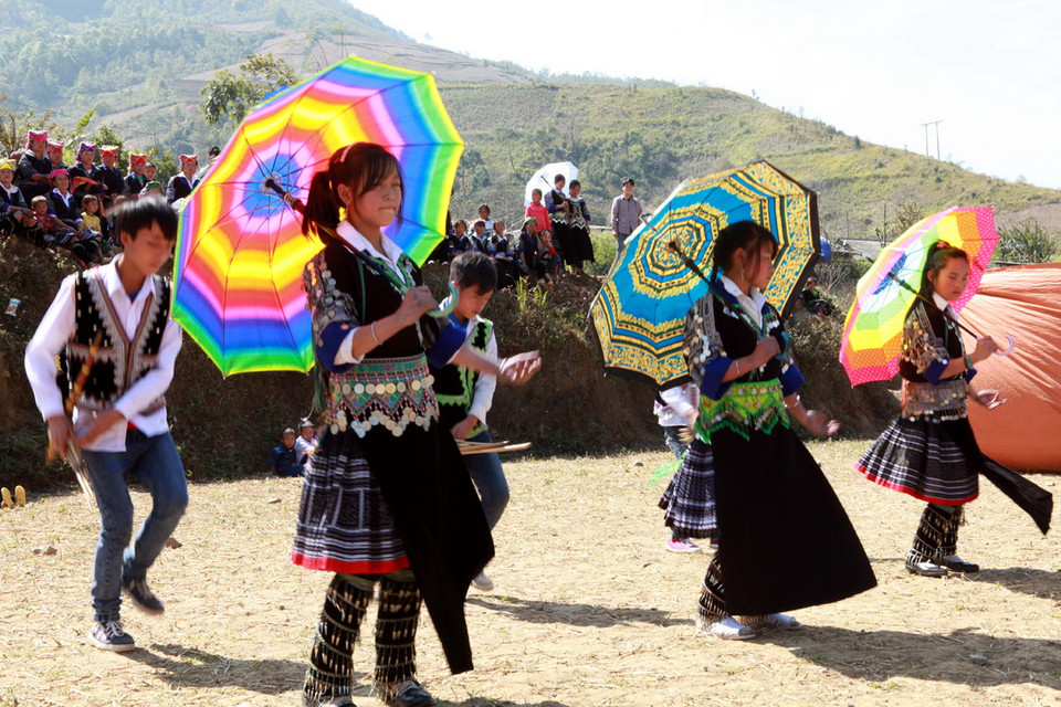 Ca múa truyền thống của dân tộc được giới trẻ giữ gìn. (Nguồn: Vietnam+)