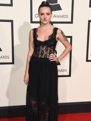 Nhạc sỹ, ca sỹ Tove Lo diện phong cách gothic và xỏ khuyên mũi. (Nguồn: news.com.au)