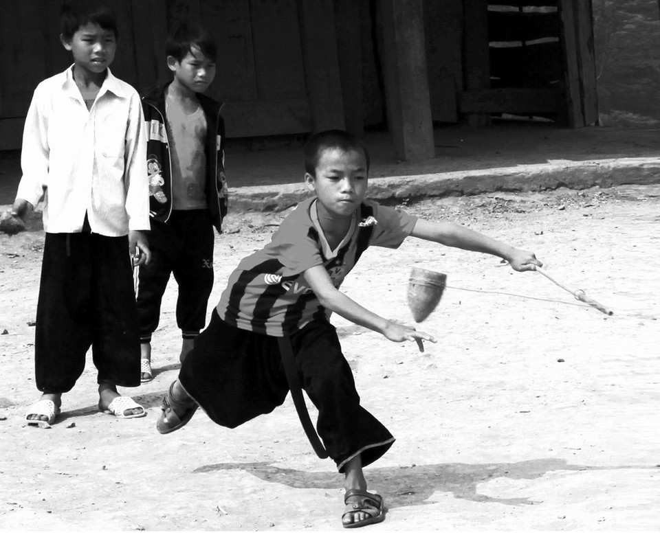 Trẻ em dân tộc Mông hào hứng chơi cù quay. (Nguồn: Vietnam+)