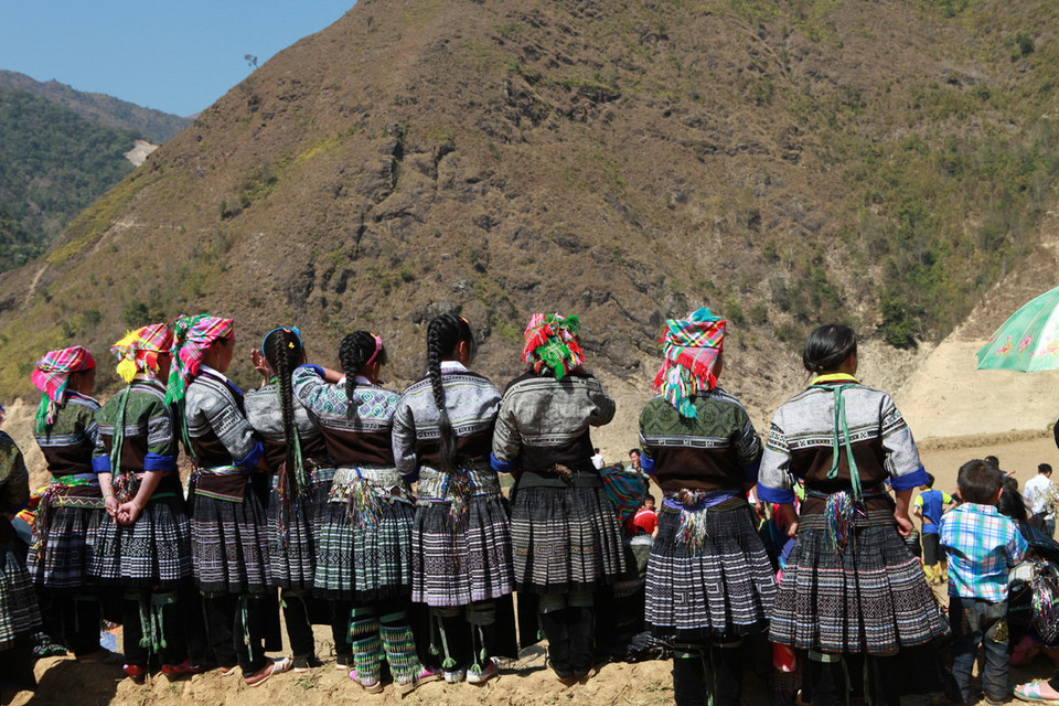 Khoe váy áo truyền thống mỗi khi đến hội. (Nguồn: Vietnam+)