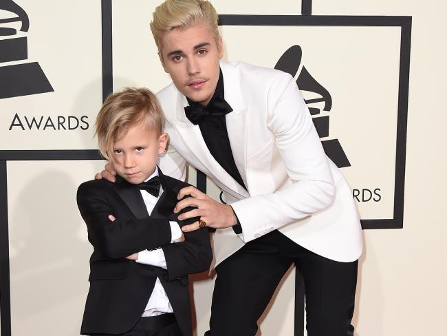 Justin Bieber lịch lãm diễn vest cùng cậu em trai Jaxon. (Nguồn: news.com.au)