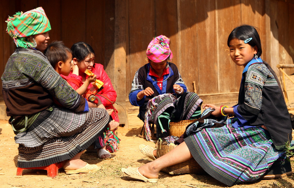 Thêu váy áo. (Nguồn: Vietnam+)