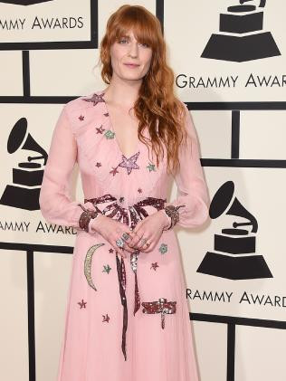 Giọng ca Florence Welch của nhóm 'the Machine' nhẹ nhàng với chiếc váy hồng. (Nguồn: news.com.au)