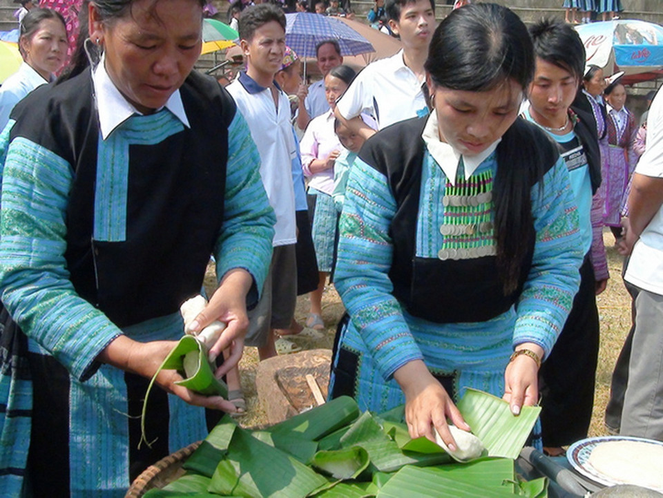Thi gói bánh giầy (hay còn gọi là mèn mén). (Nguồn: Vietnam+)