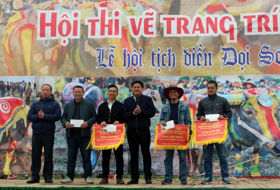 Ban tổ chức trao giải cho các họa sỹ đạt giải. (Ảnh: Nguyễn Chinh/TTXVN)