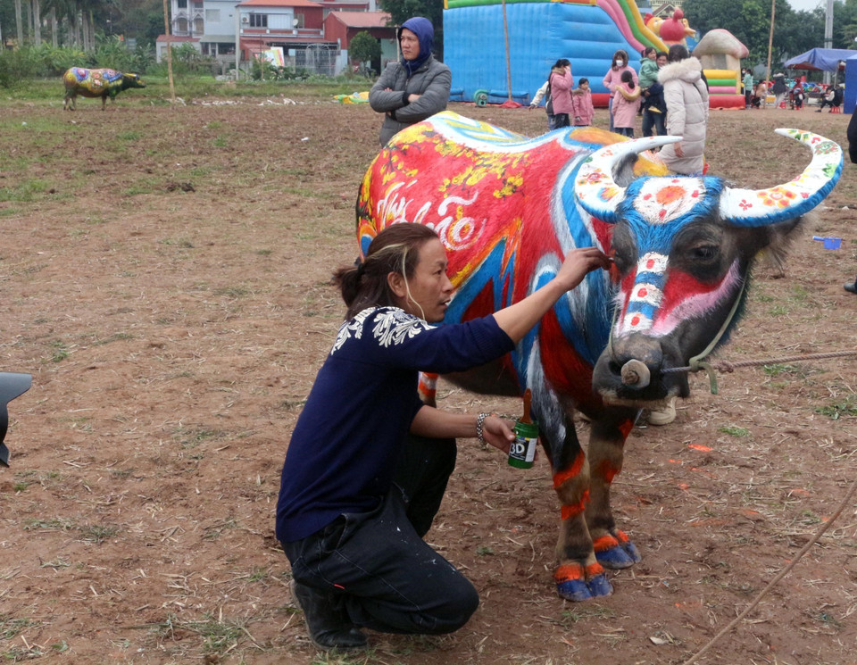 Với những góc nhìn, cách thể hiện khác nhau, mỗi họa sỹ đã tạo nên một tác phẩm mang nét độc đáo riêng. (Ảnh: Nguyễn Chinh/TTXVN)