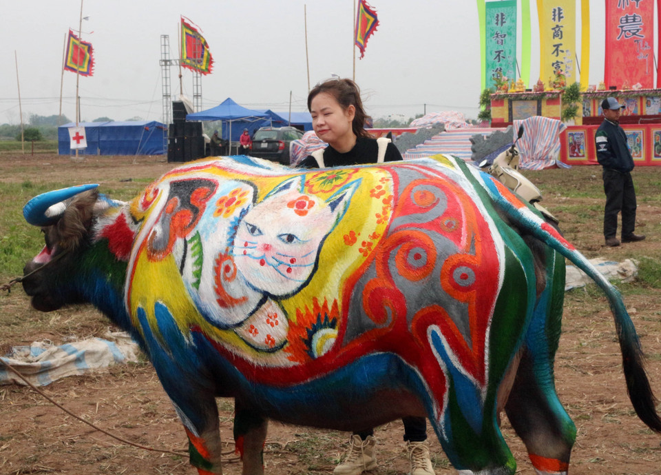 Năm nay là năm Quý Mão nên chủ đề các họa sỹ thể hiện xoay quanh hình tượng con mèo. (Ảnh: Nguyễn Chinh/TTXVN)
