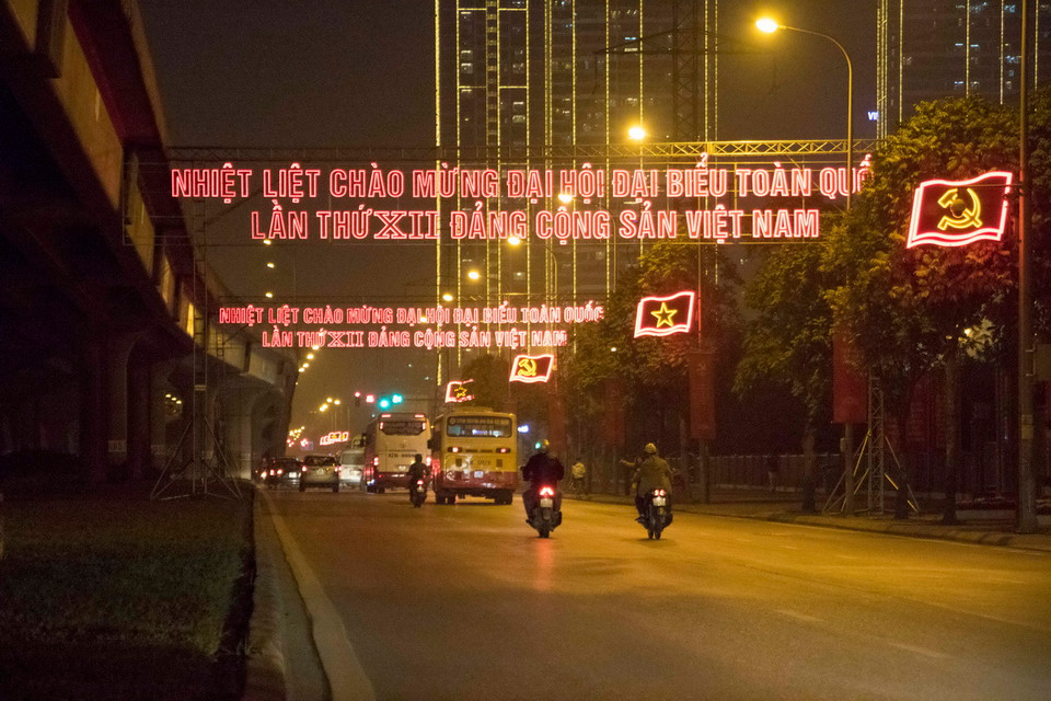 Biểu ngữ chào mừng Đại hội Đảng XII trên đường Khuất Duy Tiến. (Ảnh: Đắc Giang/TTXVN) 