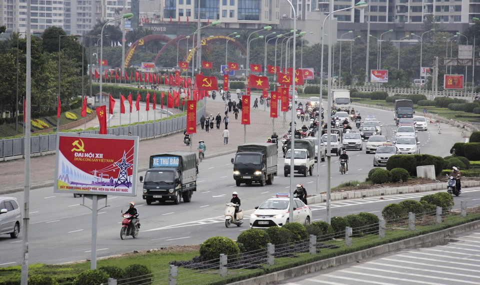Đại lộ Thăng Long tràn ngập cờ hoa, biểu ngữ, pano. (Ảnh: Quỳnh Trang/TTXVN) 