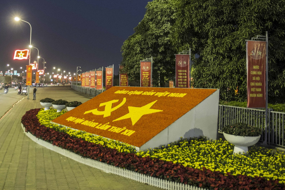 Biểu ngữ kết bằng hoa và băngrôn trước cổng của Trung tâm Hội nghị Quốc gia. (Ảnh: Hà My/TTXVN) 