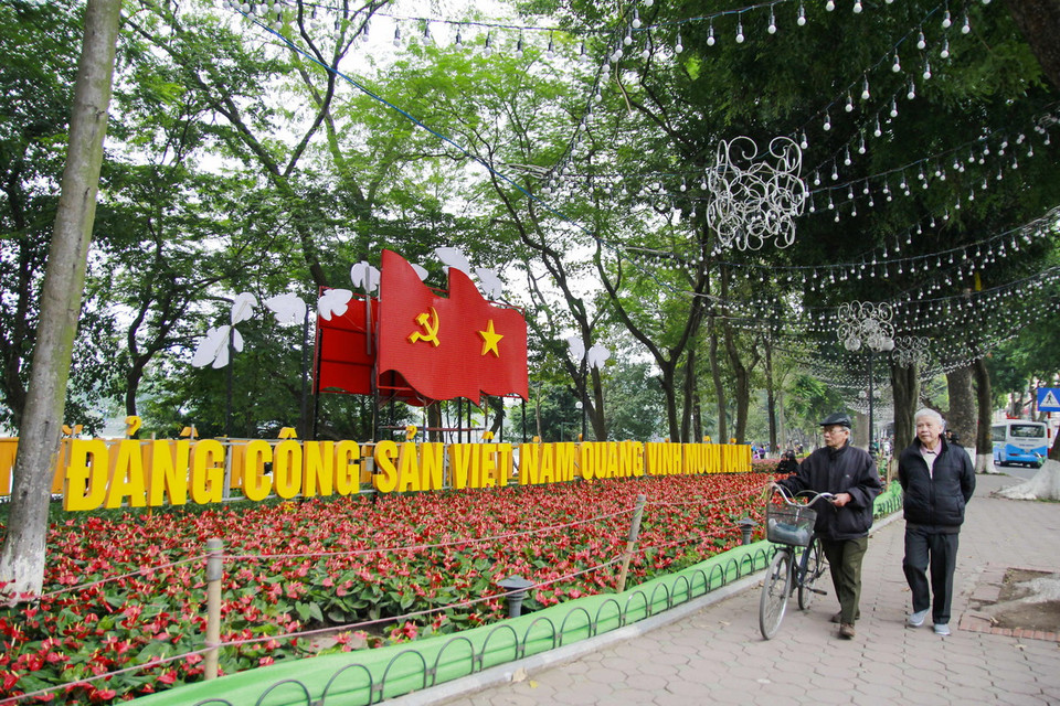 Khu vực quanh hồ Hoàn Kiếm được trang trí chào mừng Đại hội. (Ảnh: Hà My/TTXVN) 