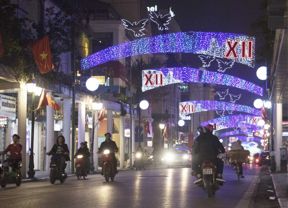 Phố Tràng Tiền được trang trí chào mừng Đại hội. (Ảnh: Đắc Giang/TTXVN) 