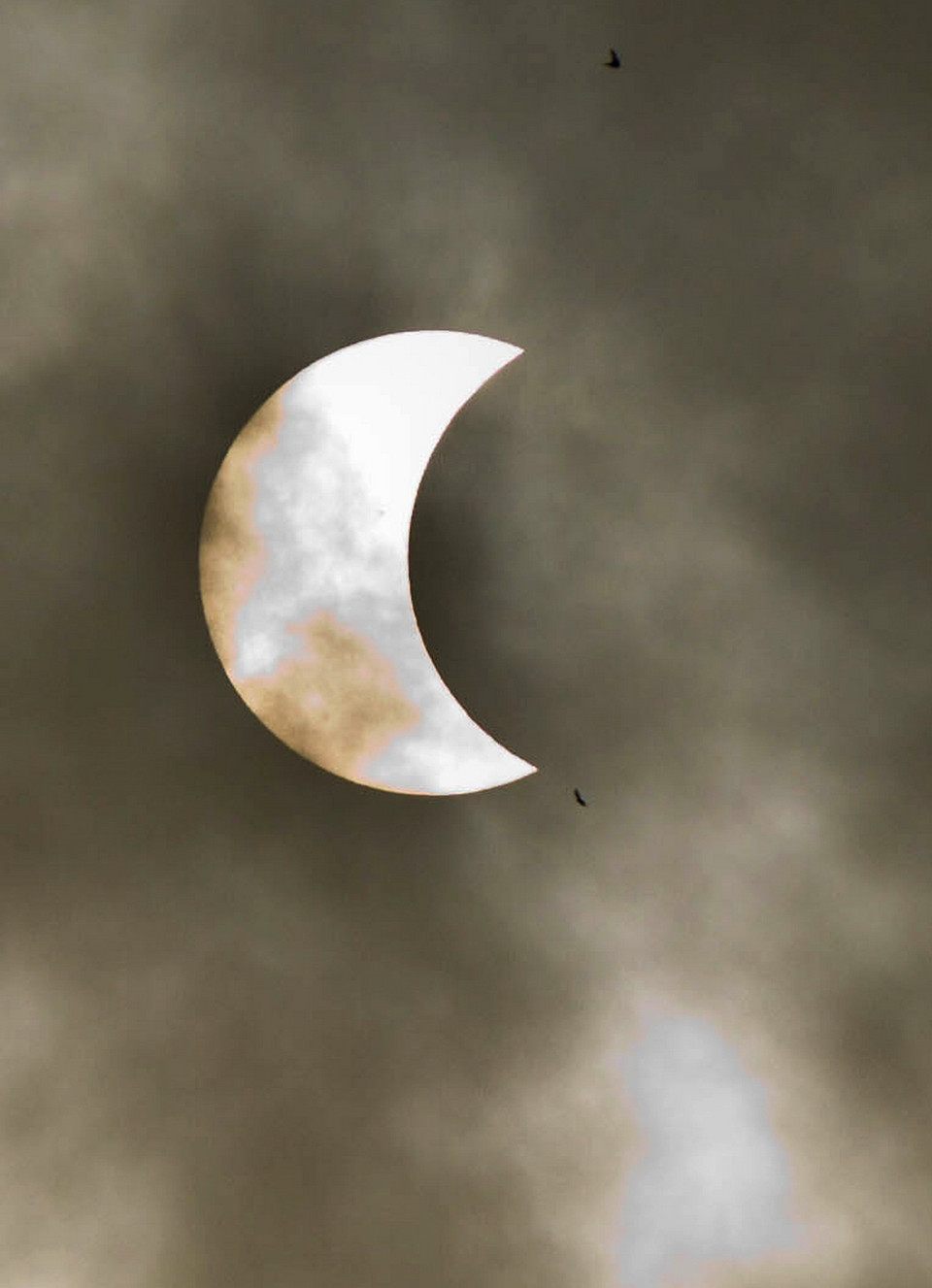  Nhật thực một phần từ địa điểm quan sát tại thành phố Cần Thơ. (Ảnh: Duy Khương/TTXVN) 